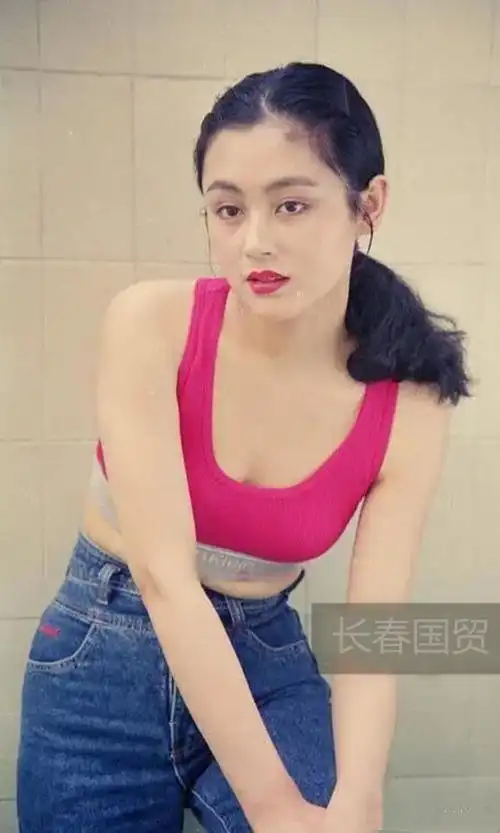 近日,一组陈红年轻时旧照曝光.