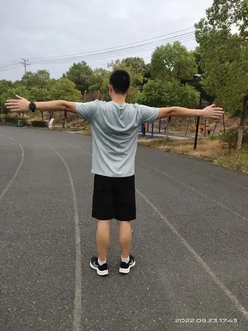 身高:178cm体重:75kg《恢复跑步的第二天》现在以恢复体能为主,每天多