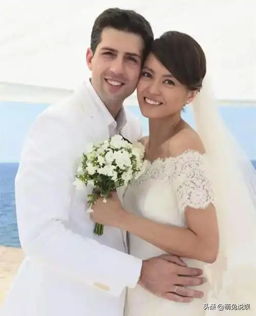 梁咏琪一家三口同框老公帅气9岁女儿又高又漂亮网友像妈妈