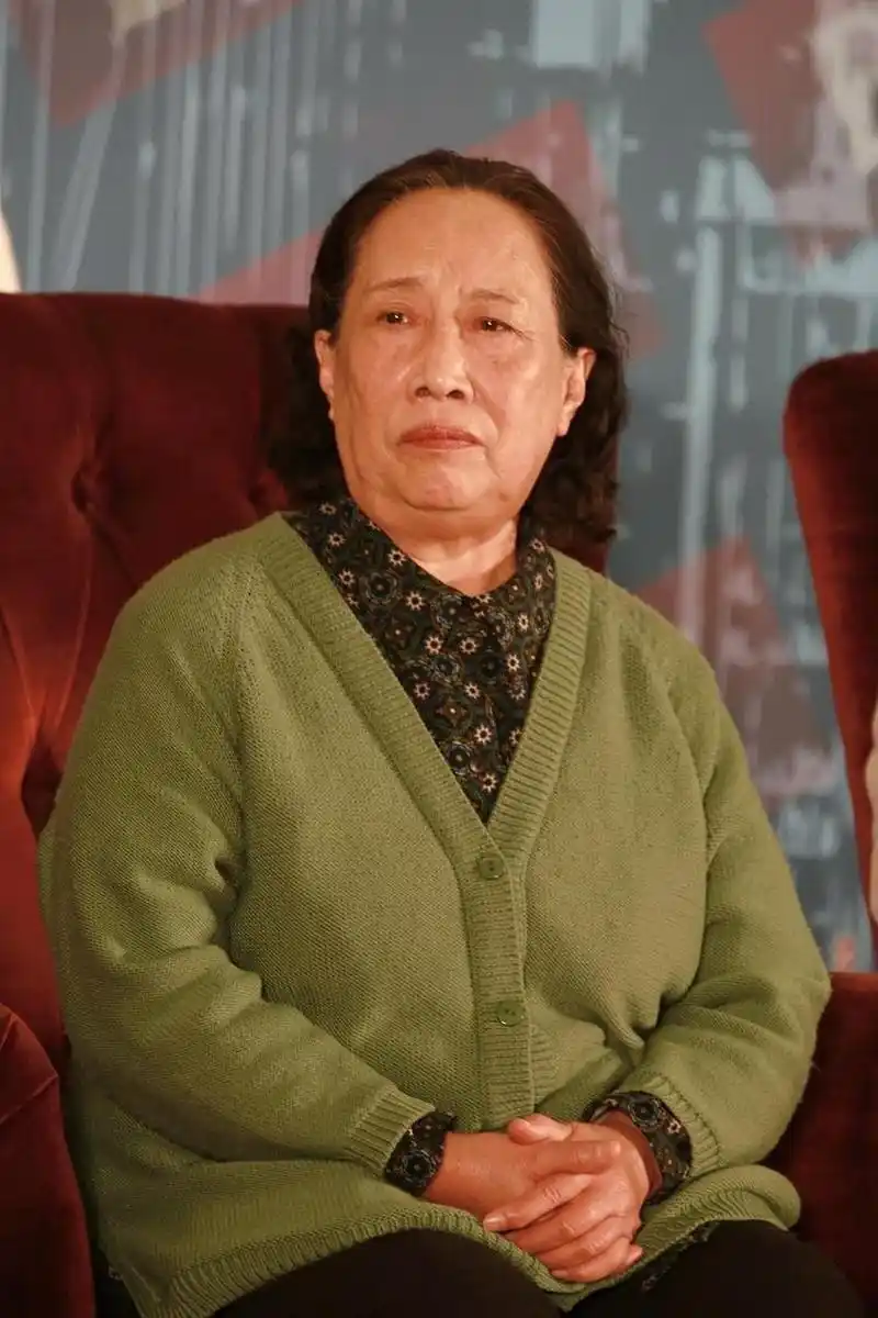 1980年,在《家有儿女》中饰演田姥姥的孙桂田花2.