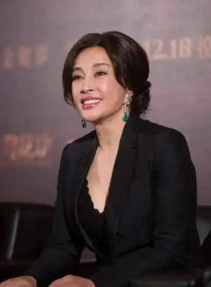 近日,时尚圈再次掀起了一阵轩然大波,一组真实的刘晓庆照片曝光,引发