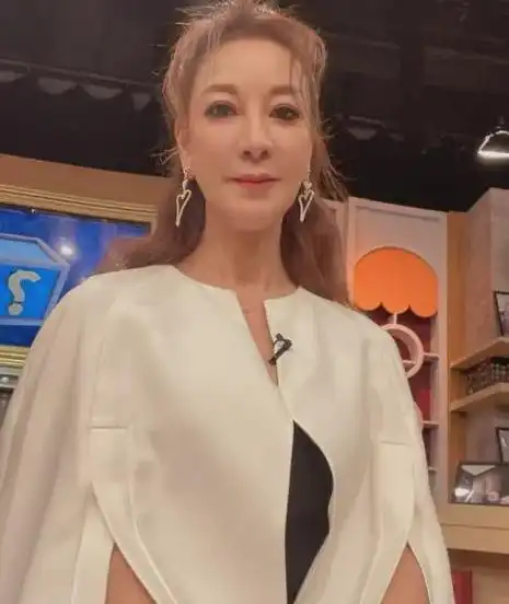 台湾女艺人公然支持"台独" , 58岁还晒怀孕b超照,全网暴怒