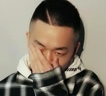 两边鬓角剃短的圆寸头短发发型,结合了个性吸睛力十足的刀疤刻痕造型