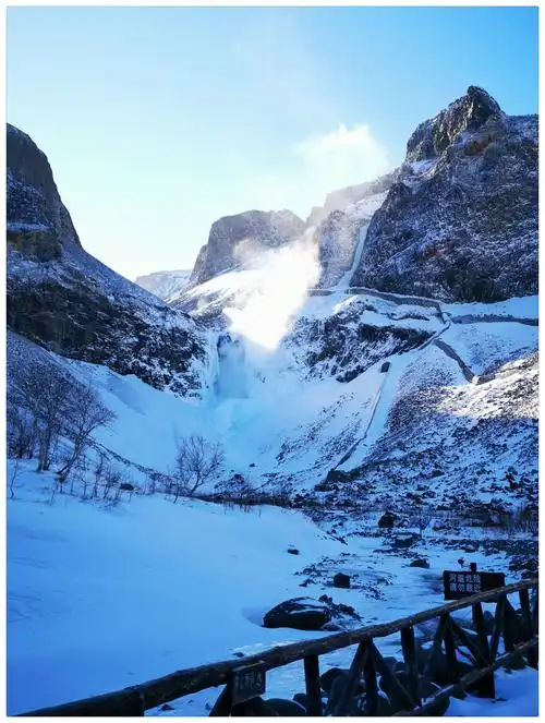 长白山瀑布,天文峰和龙门峰中间,天池的出水口处