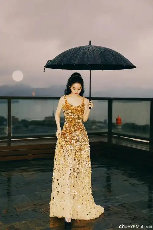 来看美女们的撑伞照