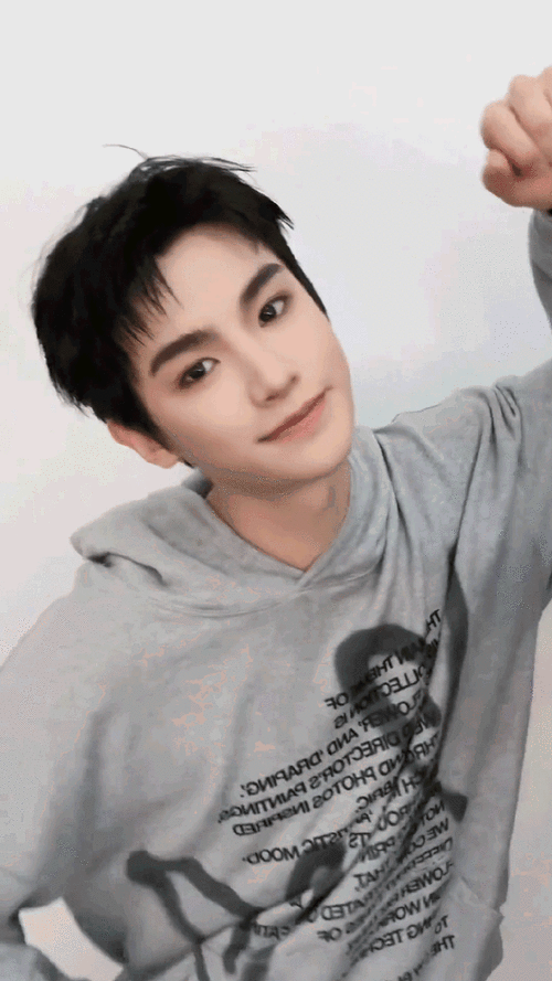 黄明昊剪短发了##黄明昊invitation手势舞