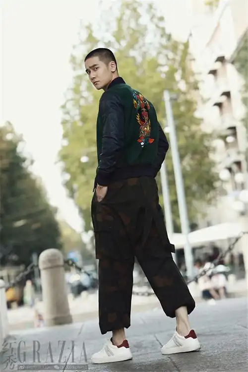 蒋劲夫街拍漫步米兰街头 化身工装少年元气十足_凤凰网娱乐_凤凰网