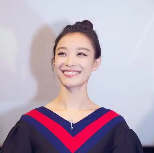 笑的无比温暖的倪妮