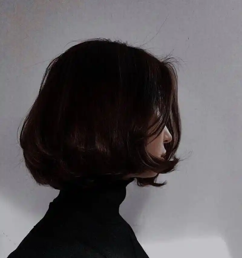 短发女生不露脸头像