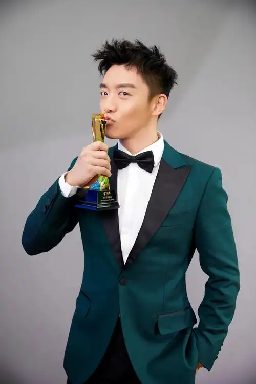 郑恺墨绿西装绅士亮相盛典获封年度品质演员