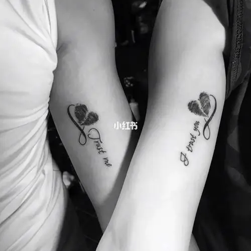 情侣纹身,选择对方的指纹纹到身上.爱情的样子7815