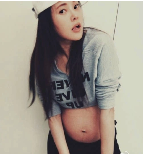 伊能静怀二胎显从容,昔日拍怀孕写真,秦昊不陪戴鸭舌帽开心对镜