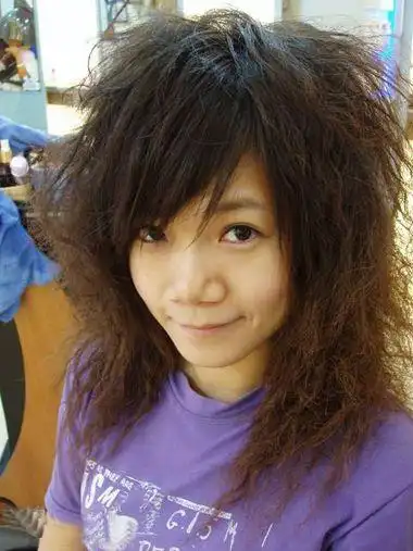 斜刘海非主流烫发根发型