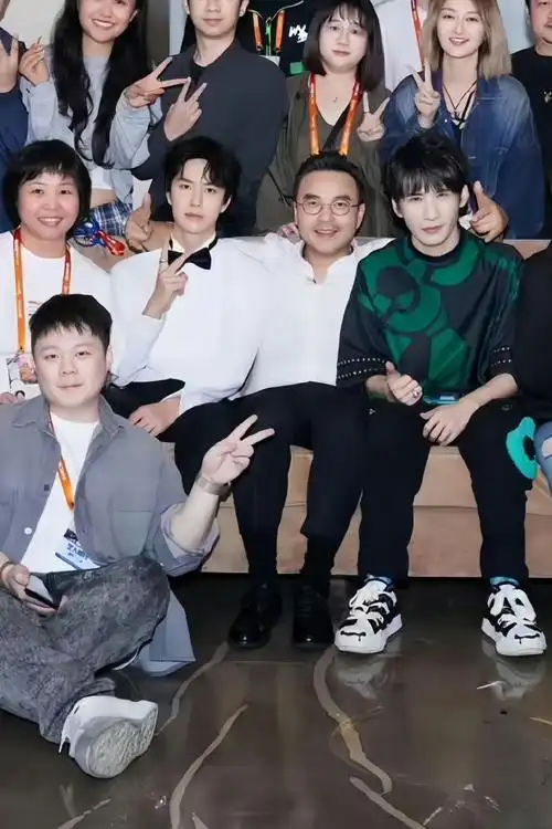 王一博早期与素人合照