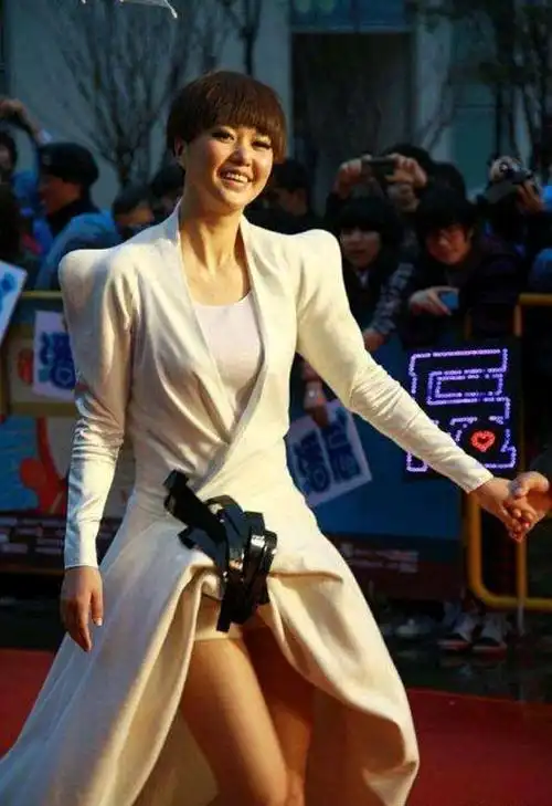 艳丽,实力并存,确频受争议的谭维维