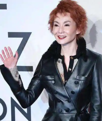 55岁张曼玉罕见现身,看到她的脖子后,网友:难怪被赵雅芝取代