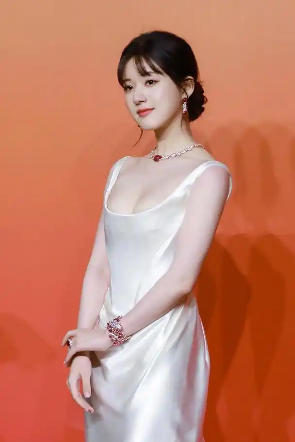 赵露思纯白吊带绸缎长裙成熟优雅又性感