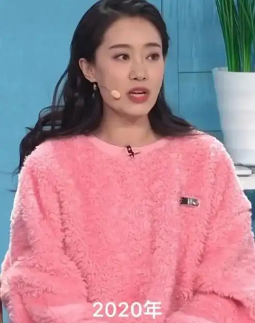 张小斐穿万元大衣演小品身形骨感堪比衣架子播出10分钟卖断货