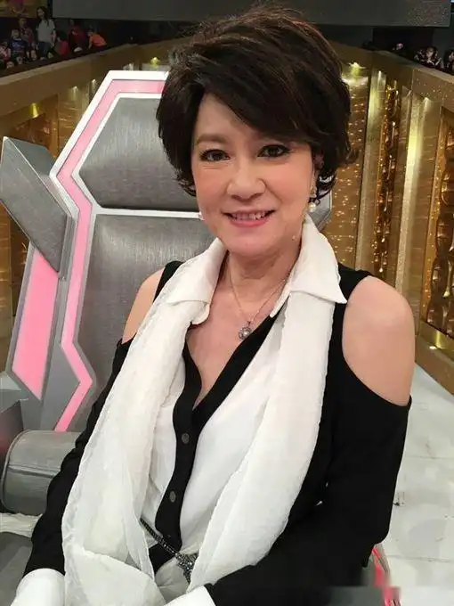 她20岁惊艳整个香港,与李小龙传"绯闻"多年,今66岁孤身一人!