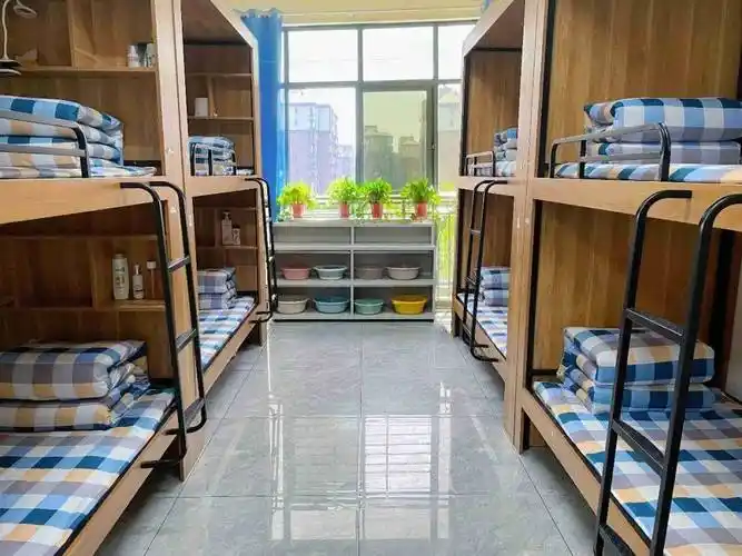 为方便郑航实验高级中学就近考试的中招学子,我校整理出部分男,女宿舍