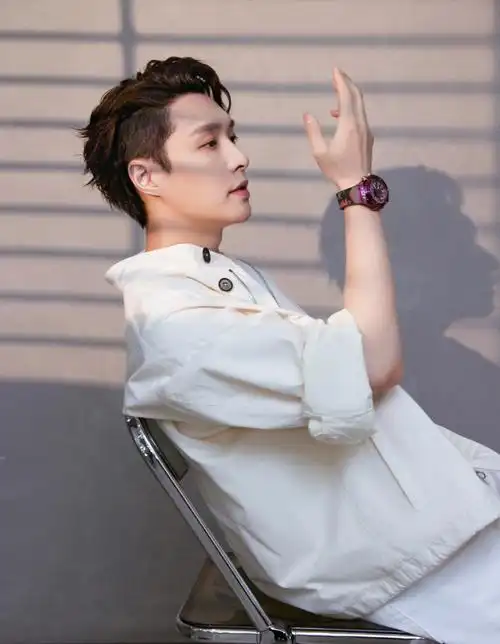 张艺兴侧颜真的绝了