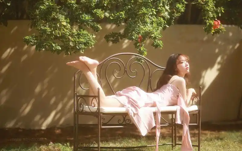 粉色裙清纯美女高清电脑壁纸图片