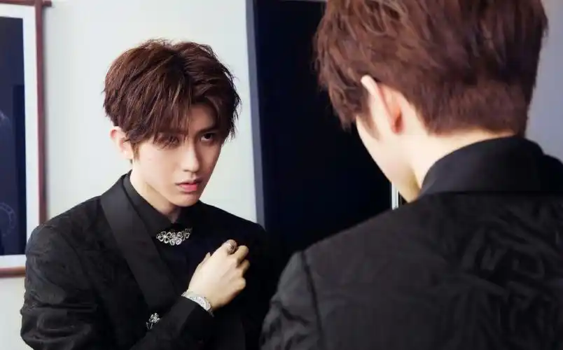 原创蔡徐坤的西装为什么总比别人帅每次穿衣服都有自己的小心思