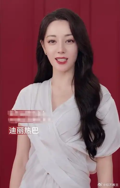 迪丽热巴白色轻纱装##迪丽热巴撑脸笑