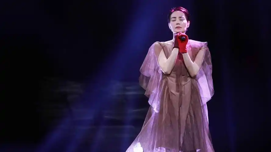 当年王菲有多美?现场演唱成名曲空灵动听,网友:仙女下凡唱歌了