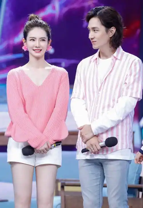 戚薇全家开心出游,小lucky腿长直逼李承铉腰线,拎包姿势尽得戚薇真传