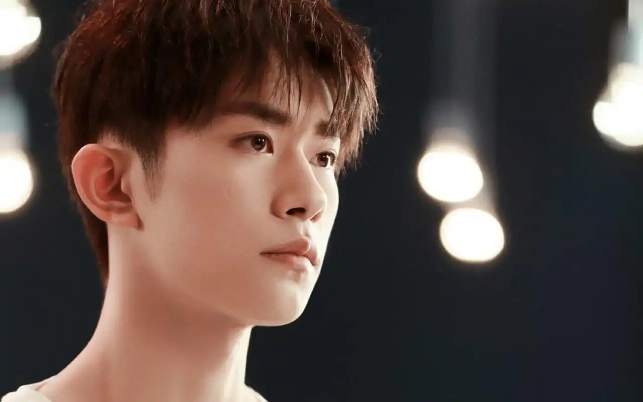 首页 桌面壁纸 大陆明星 易烊千玺帅气图片桌面壁纸 (2/ 6) 2018-10