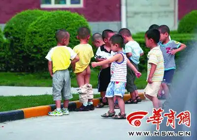 幼儿园老师组织幼童在草坪排队撒尿(图)