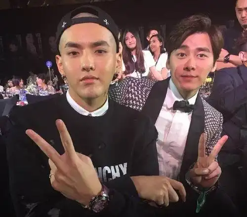 李易峰吴亦凡同框合影 比v卖萌