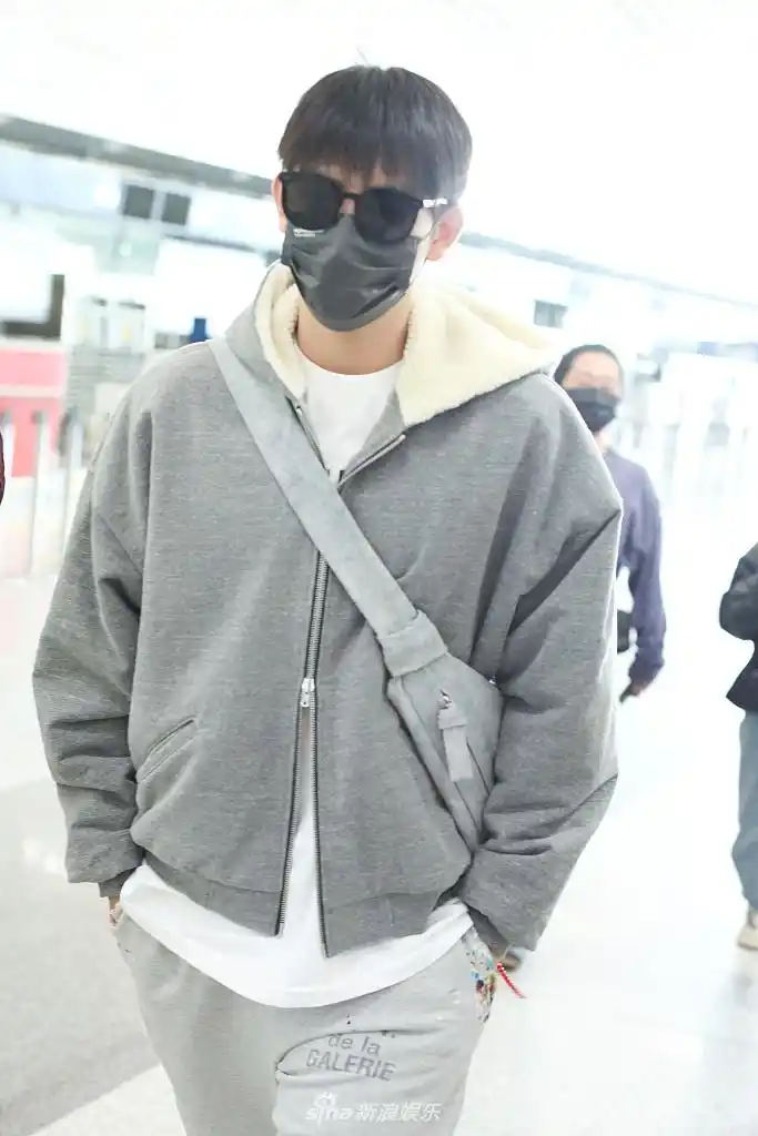 组图:陈飞宇运动装搭顺毛少年感足 墨镜遮面双手插兜随性不羁