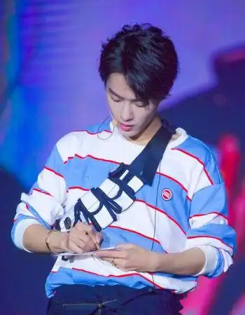 肖战同款卫衣女2021年秋季秋韩版蓝白条纹圆领长袖t恤情侣上衣 s 蓝色