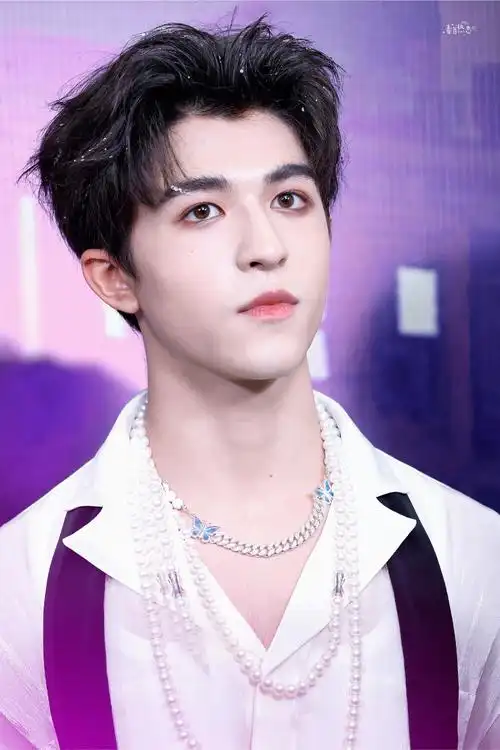 尹浩宇图源自春日热恋