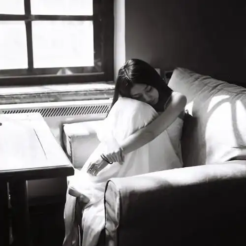 女生孤独的黑白图片_伤感图片_窝窝qq网