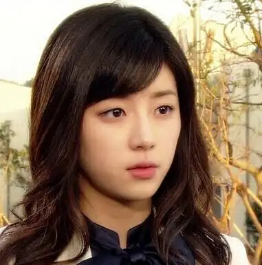 甜美显乖巧的韩式斜刘海发型图片