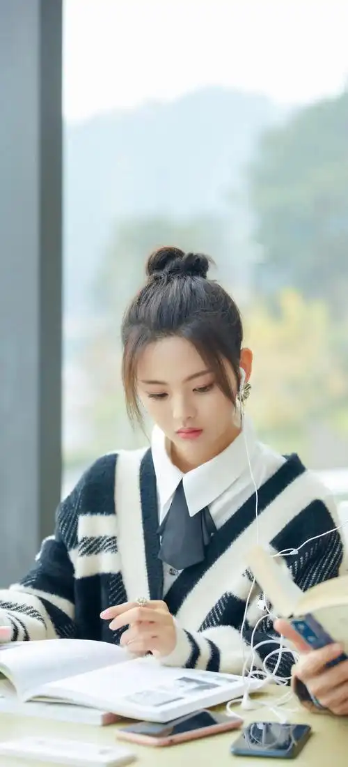 杨超越个人资料介绍及身高(杨超越又被吐槽学历低,但她凭个人成绩征服