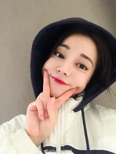 迪丽热巴晒花式自拍 比心甜笑卖萌大眼抢镜