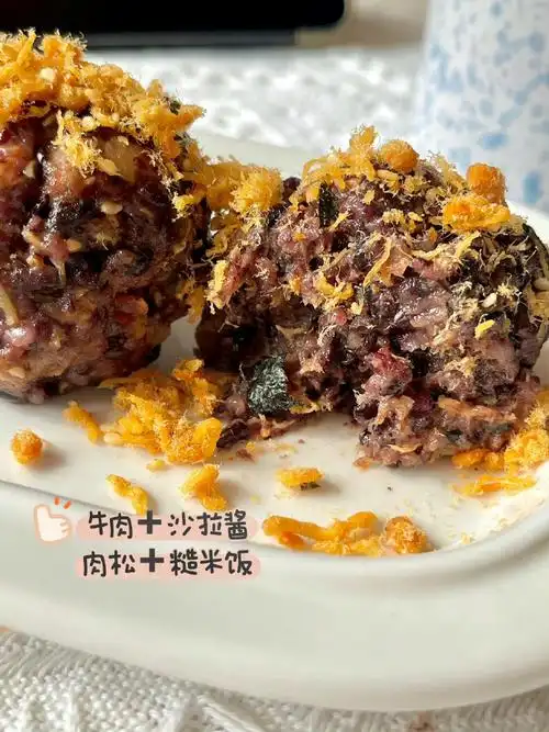 代谢好好记得每天都要认真吃早餐奥饭团里加上脆脆的肉松和榨菜巨