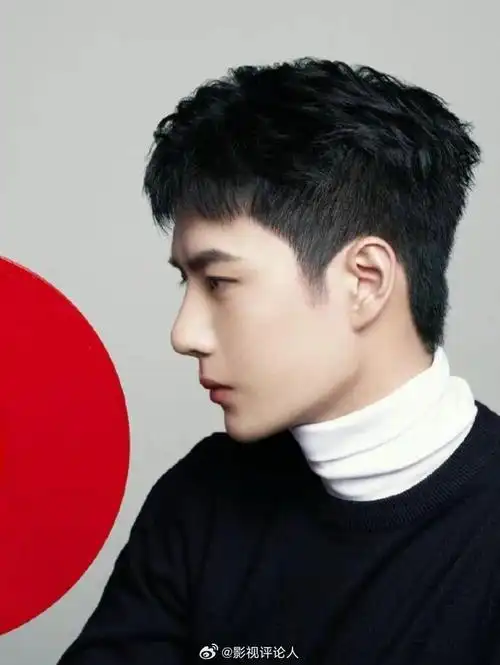 请欣赏大帅哥的神级侧颜和名品鼻子王一博的帅是自成一派的帅