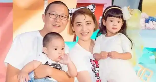 照片里不仅有梅婷和她的丈夫曾剑,还有两人的一双儿女,一家四口罕见