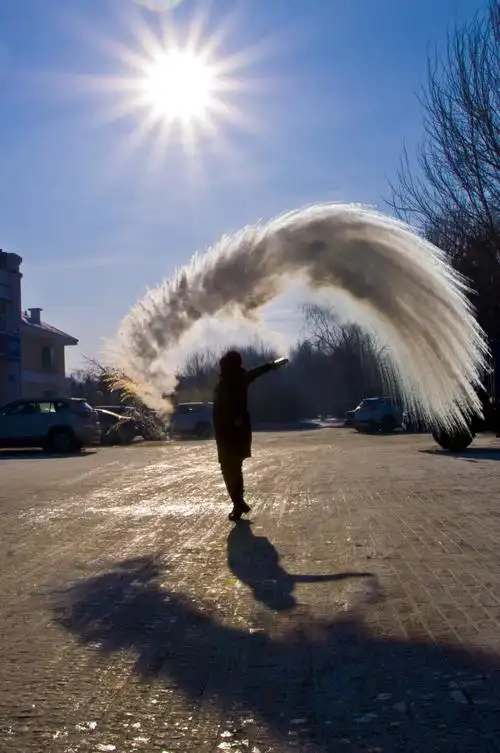 泼水成冰 放飞心情