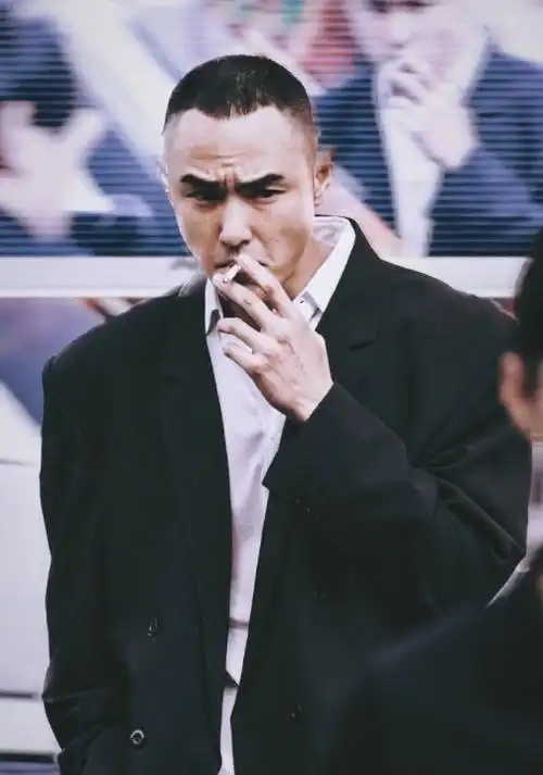 哪怕是一个抽烟的姿势,阮经天也比满脸粉白的鹿晗要帅气和阳刚!