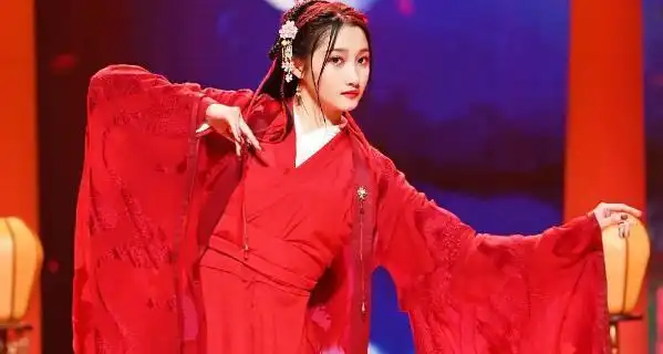 王牌对王牌关晓彤期期被要求跳舞被嘲舞姿僵硬依然卖力演出