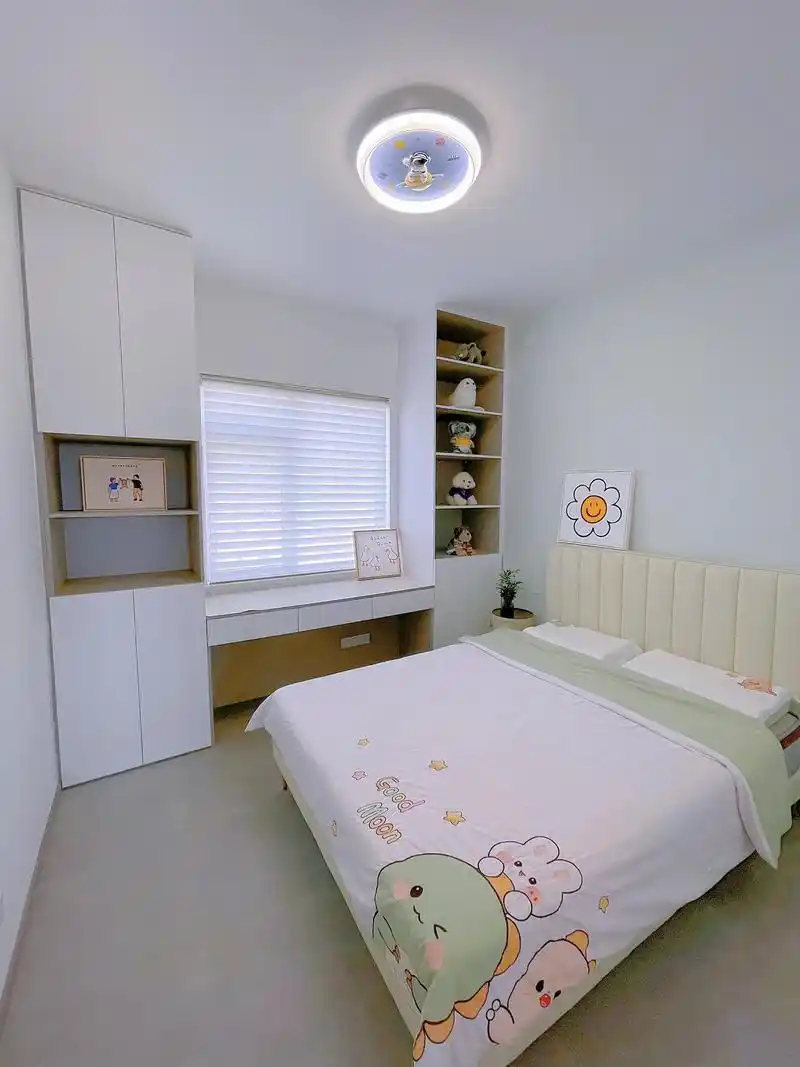 9平米的儿童房,真庆幸没有做榻榻米,书桌77书柜一体式太方便了 - 抖