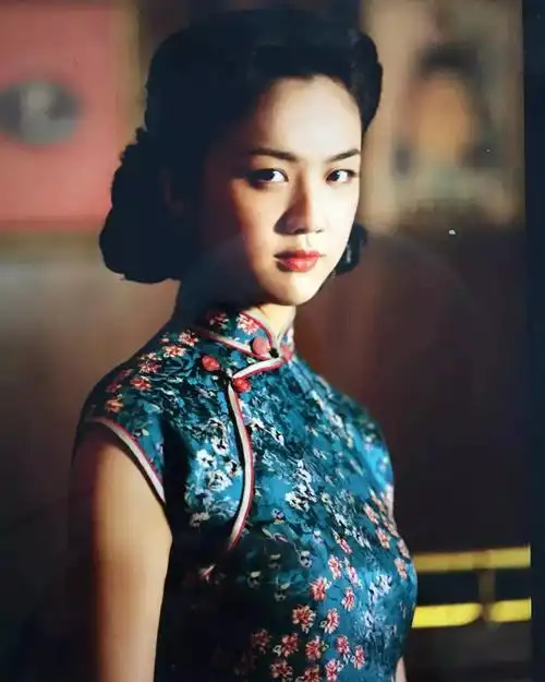 袁泉的旗袍造型独树一帜,这与她清冷的面相有关.