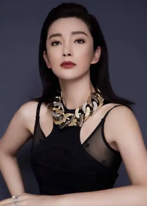 原创李冰冰性感写真照曝光大长腿目测1米8整个人看起来气场十足