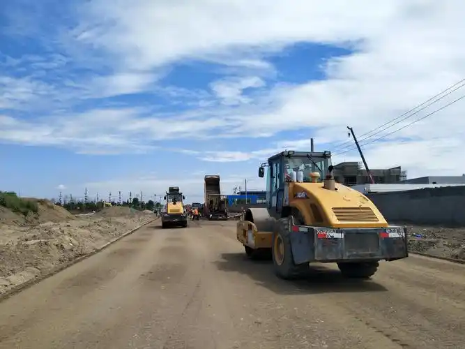 淮北煤化工基地项目淮兴路首层水稳摊铺完成